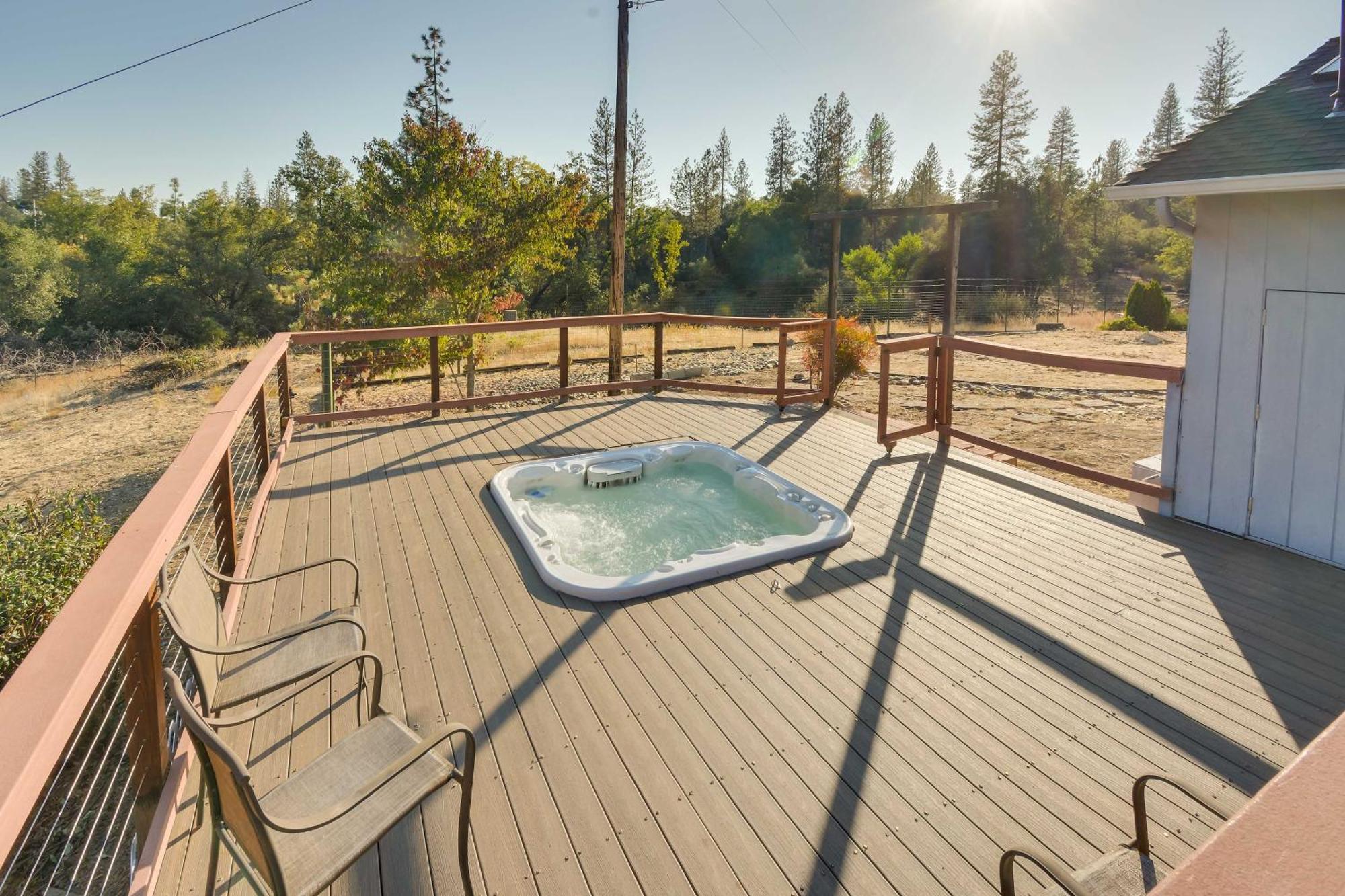 Waterfront Mariposa Vacation Rental With Hot Tub Exterior photo